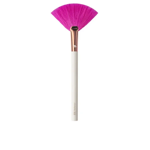 FRANCE ME Fan Brush - Makeup Accessory