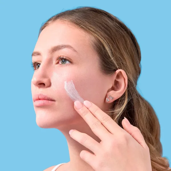 Mattifying Aquafluid SPF50+ 40ML for Oily Skin - Image 3